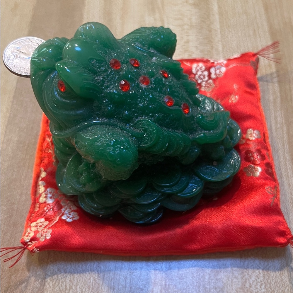 #*034= Lucky Frog Green Stone Figurine on Red Silk Cushion - Picture 3 of 9